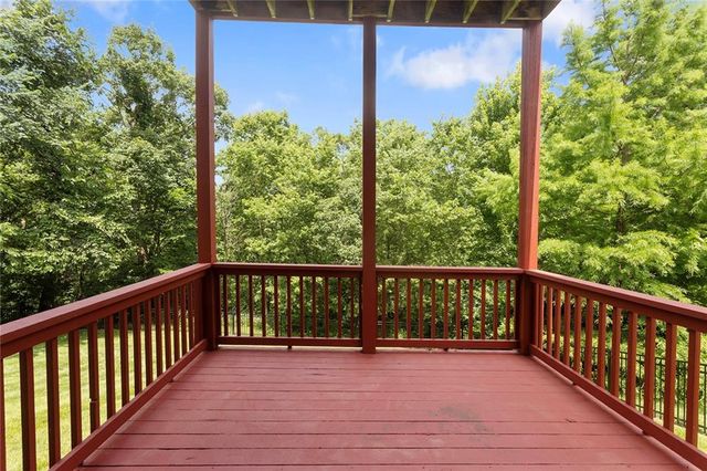 212 NE Hidden Ridge Lane, Lee's Summit, MO 64064