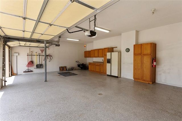 212 NE Hidden Ridge Lane, Lee's Summit, MO 64064