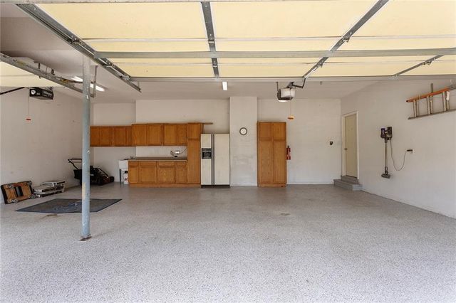 212 NE Hidden Ridge Lane, Lee's Summit, MO 64064