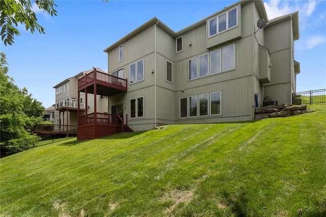212 NE Hidden Ridge Lane, Lee's Summit, MO 64064