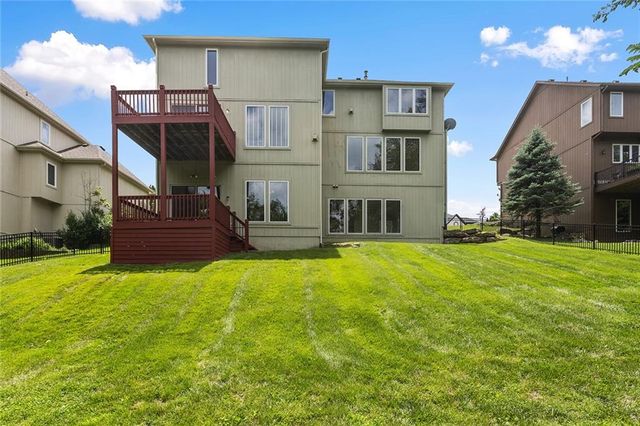 212 NE Hidden Ridge Lane, Lee's Summit, MO 64064