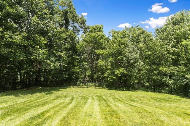212 NE Hidden Ridge Lane, Lee's Summit, MO 64064