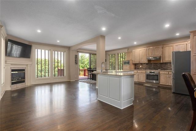 212 NE Hidden Ridge Lane, Lee's Summit, MO 64064