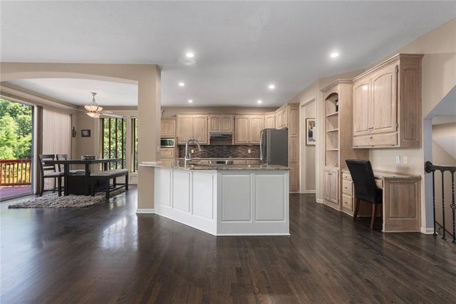 212 NE Hidden Ridge Lane, Lee's Summit, MO 64064