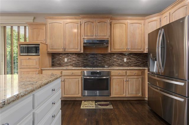 212 NE Hidden Ridge Lane, Lee's Summit, MO 64064