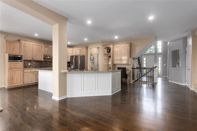212 NE Hidden Ridge Lane, Lee's Summit, MO 64064
