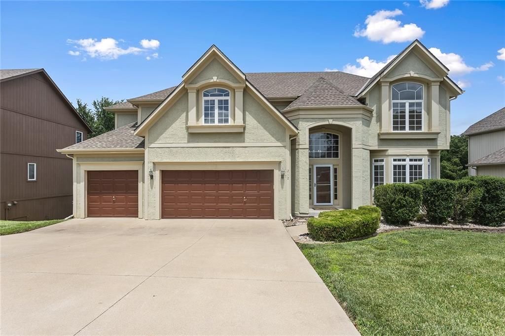 212 NE Hidden Ridge Lane, Lee's Summit, MO 64064