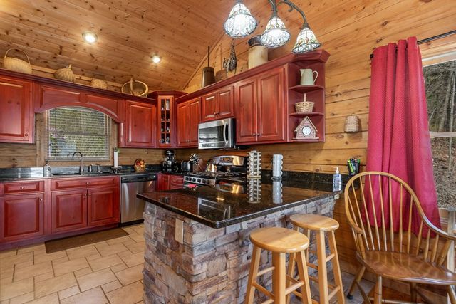 582 Sahkanaga Drive, Murphy, NC 28906