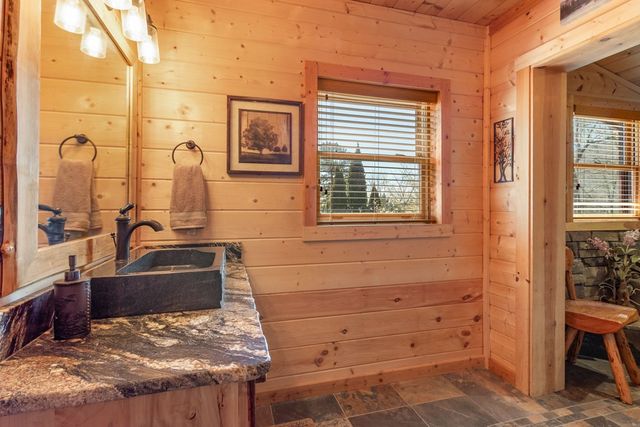 582 Sahkanaga Drive, Murphy, NC 28906