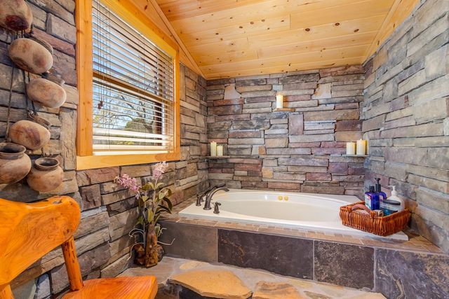 582 Sahkanaga Drive, Murphy, NC 28906