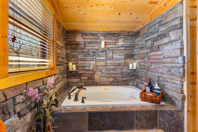 582 Sahkanaga Drive, Murphy, NC 28906