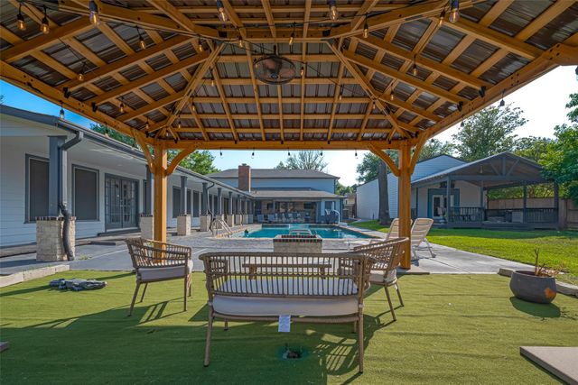 218 Beaumont Drive, Magnolia, TX 77354