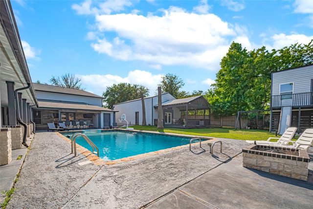 218 Beaumont Drive, Magnolia, TX 77354