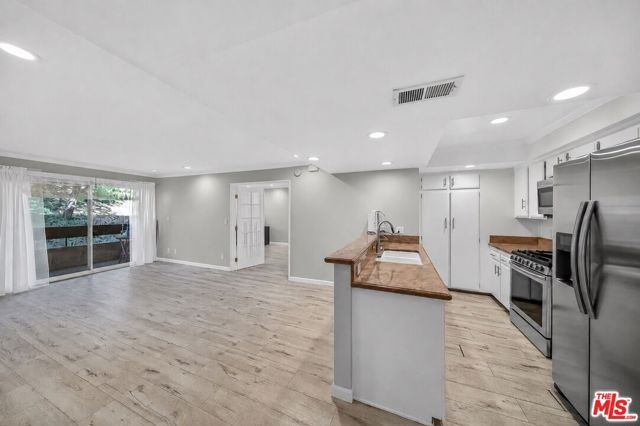 2700 Cahuenga Boulevard 4220, Los Angeles, CA 90068