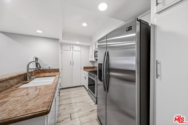 2700 Cahuenga Boulevard 4220, Los Angeles, CA 90068