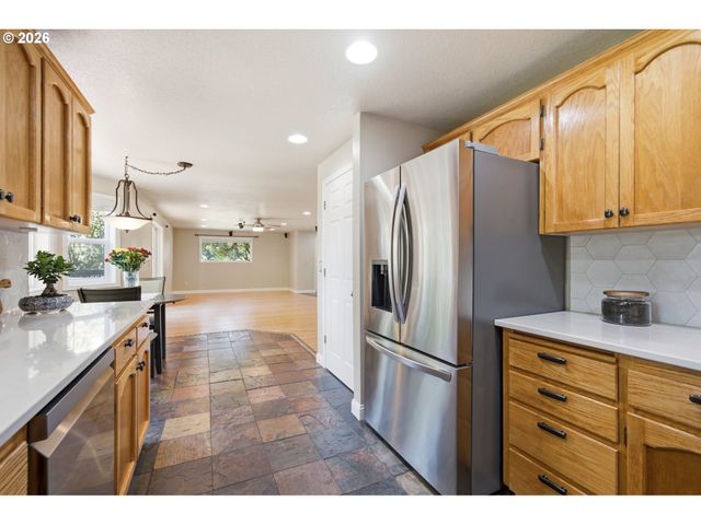 1200 E PIONEER Loop, La Center, WA 98629