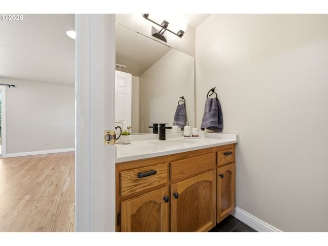 1200 E PIONEER Loop, La Center, WA 98629