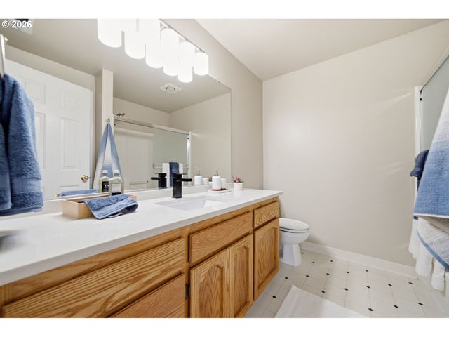 1200 E PIONEER Loop, La Center, WA 98629