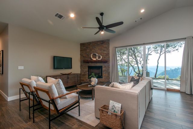 1072 Champagne Ln, Placerville, CA 95667