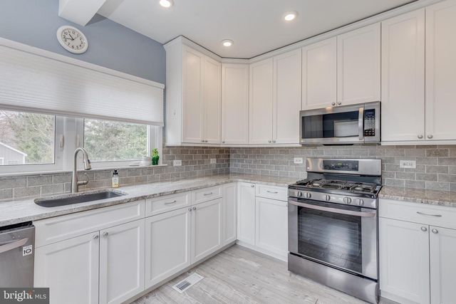 236 E WILLIAMS AVE, Barrington, NJ 08007