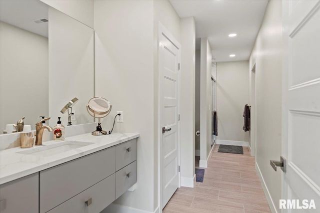 2004 Grants Pond, Chatham, IL 62629