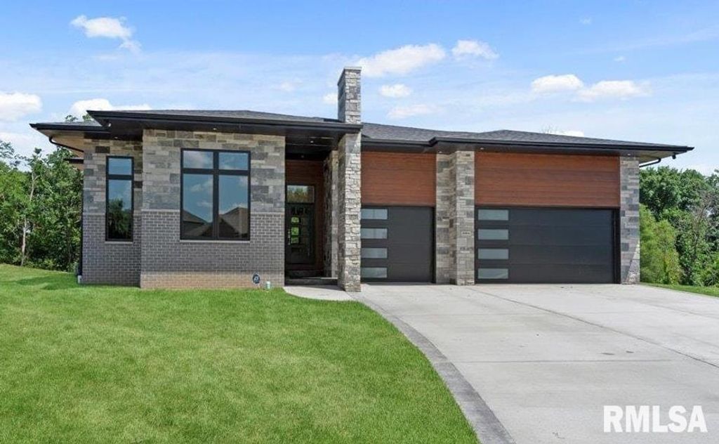 2004 Grants Pond, Chatham, IL 62629