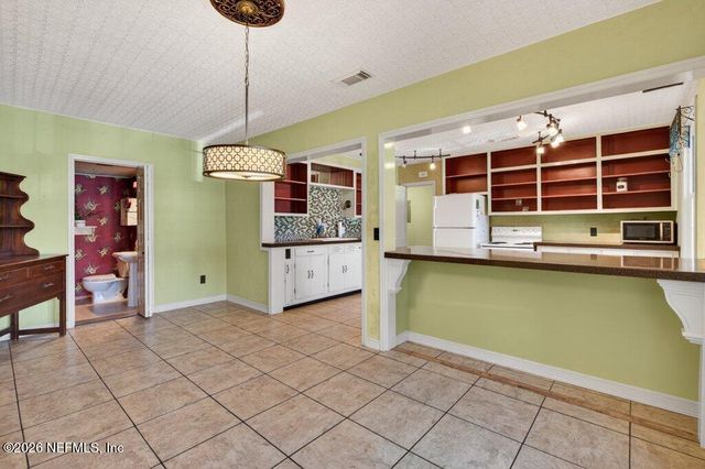 1636 LOWER 4TH Avenue N, Jacksonville Beach, FL 32250