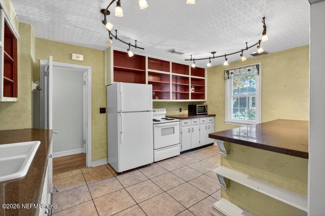 1636 LOWER 4TH Avenue N, Jacksonville Beach, FL 32250