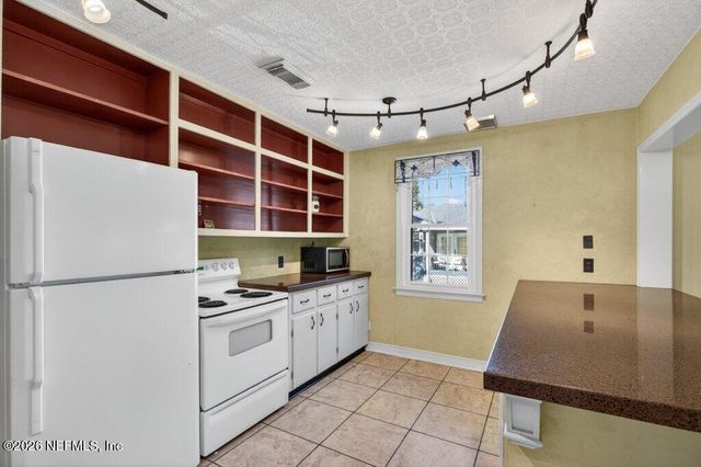 1636 LOWER 4TH Avenue N, Jacksonville Beach, FL 32250