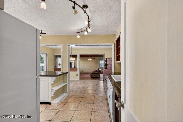 1636 LOWER 4TH Avenue N, Jacksonville Beach, FL 32250