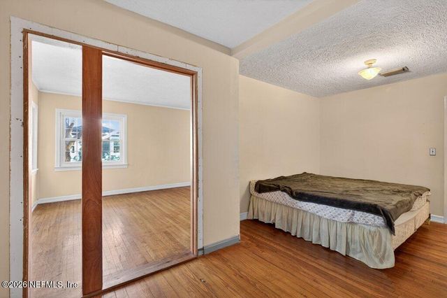 1636 LOWER 4TH Avenue N, Jacksonville Beach, FL 32250