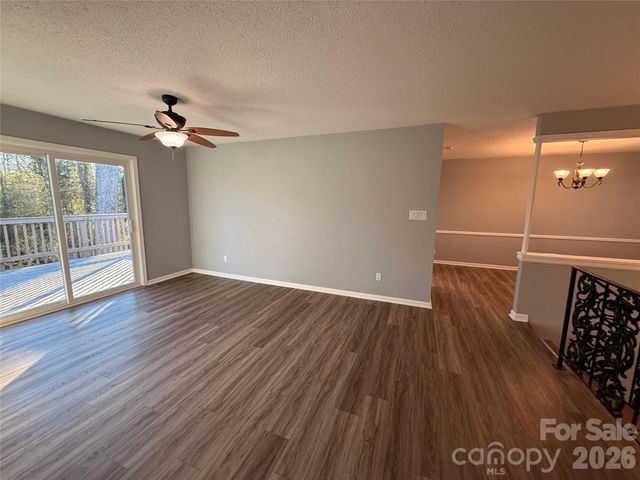 1230 18th Avenue NE, Hickory, NC 28601