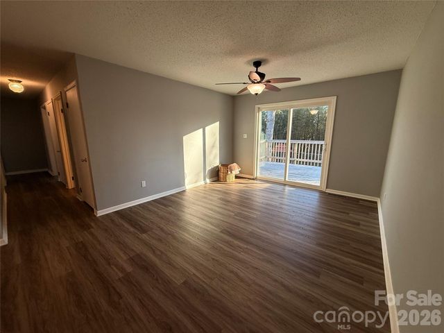 1230 18th Avenue NE, Hickory, NC 28601