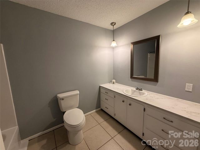 1230 18th Avenue NE, Hickory, NC 28601