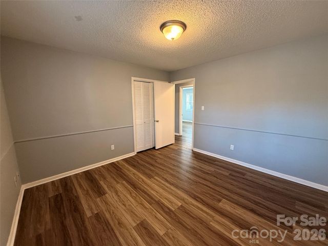 1230 18th Avenue NE, Hickory, NC 28601