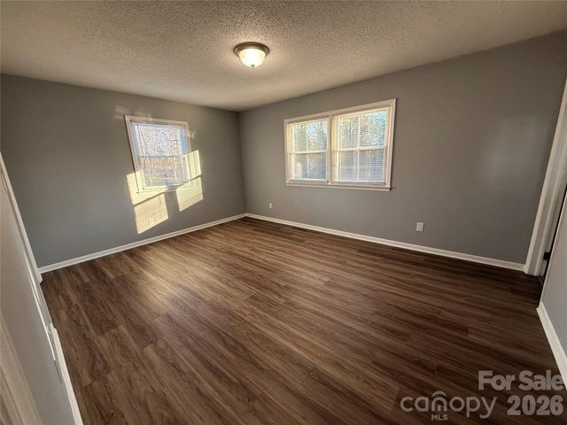 1230 18th Avenue NE, Hickory, NC 28601