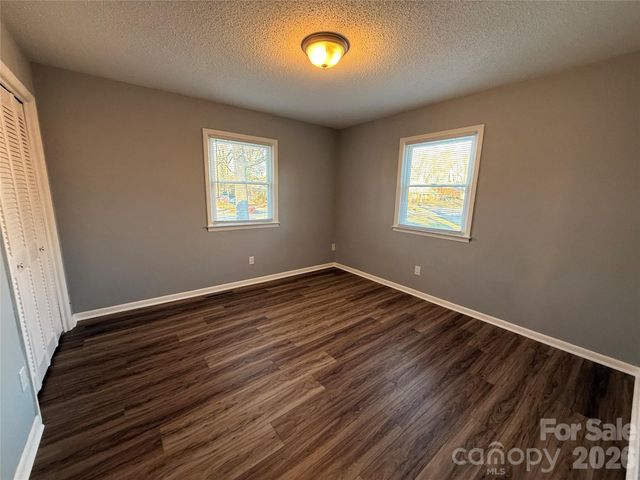 1230 18th Avenue NE, Hickory, NC 28601