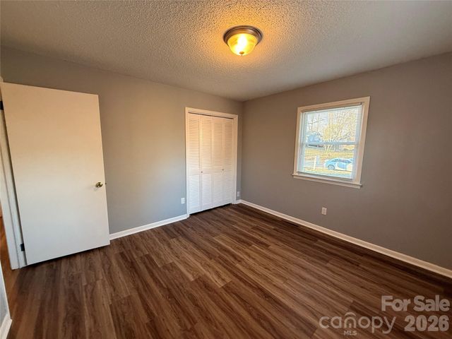 1230 18th Avenue NE, Hickory, NC 28601