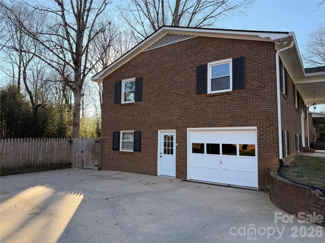 1230 18th Avenue NE, Hickory, NC 28601