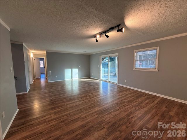 1230 18th Avenue NE, Hickory, NC 28601