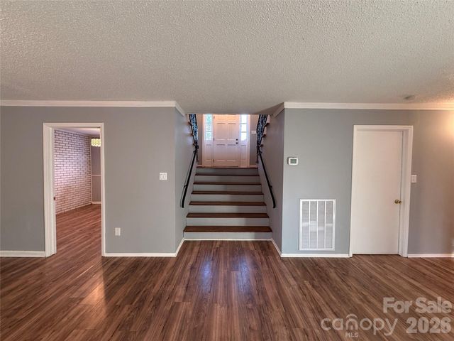 1230 18th Avenue NE, Hickory, NC 28601