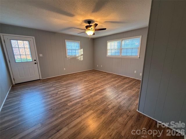 1230 18th Avenue NE, Hickory, NC 28601