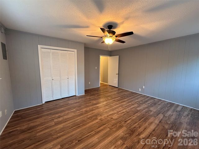 1230 18th Avenue NE, Hickory, NC 28601