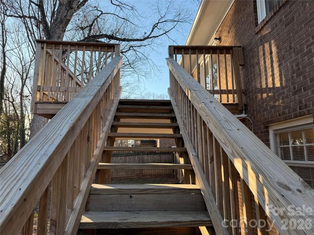 1230 18th Avenue NE, Hickory, NC 28601