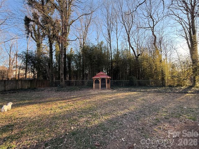 1230 18th Avenue NE, Hickory, NC 28601