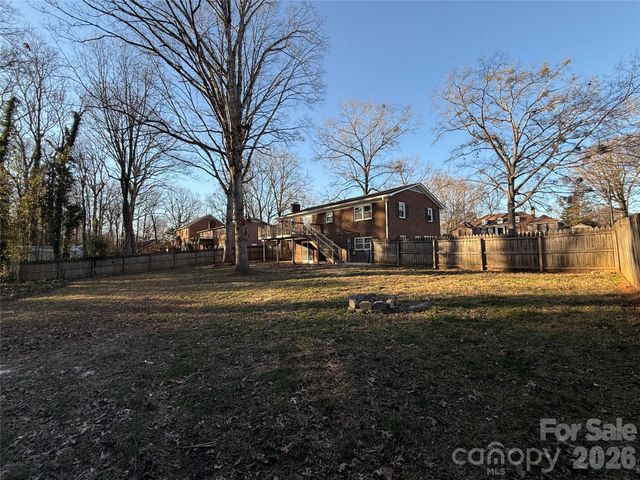 1230 18th Avenue NE, Hickory, NC 28601