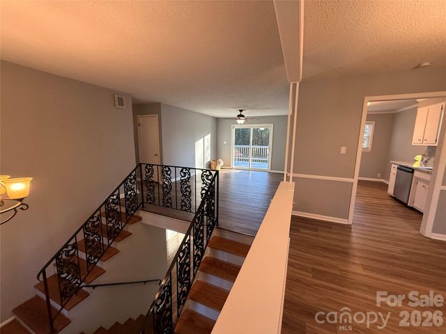 1230 18th Avenue NE, Hickory, NC 28601