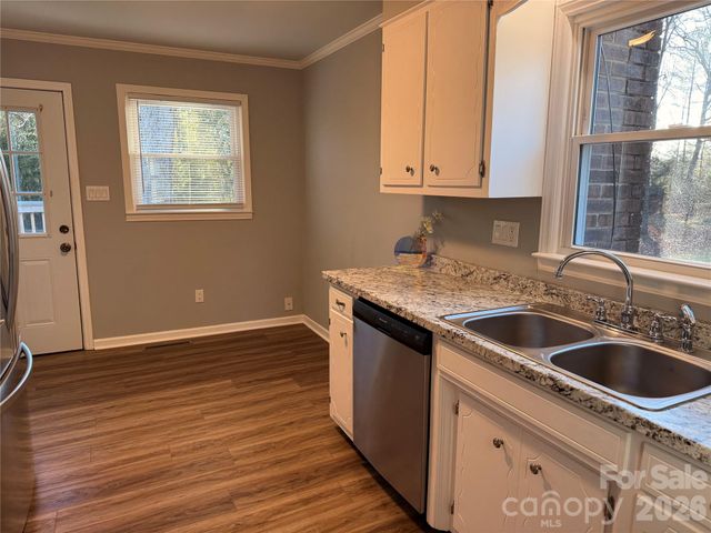 1230 18th Avenue NE, Hickory, NC 28601