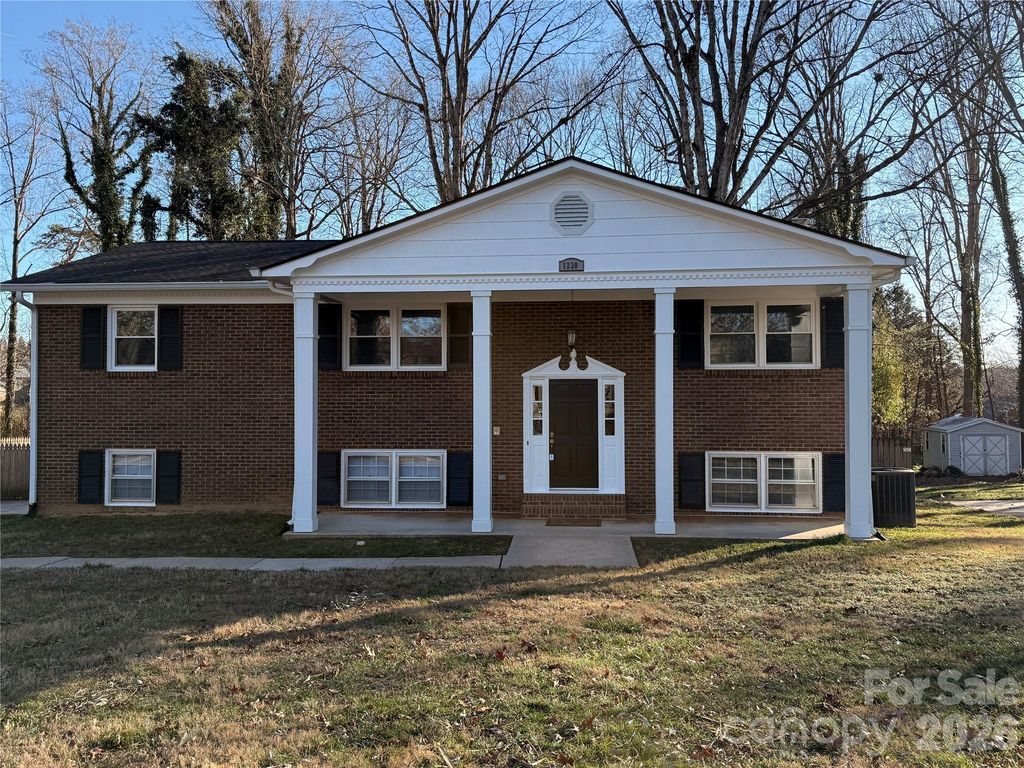 1230 18th Avenue NE, Hickory, NC 28601