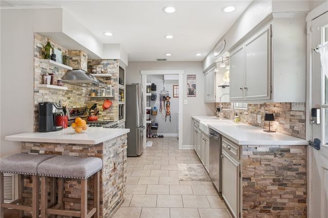 143 N Janin Cir, Portland, TX 78374